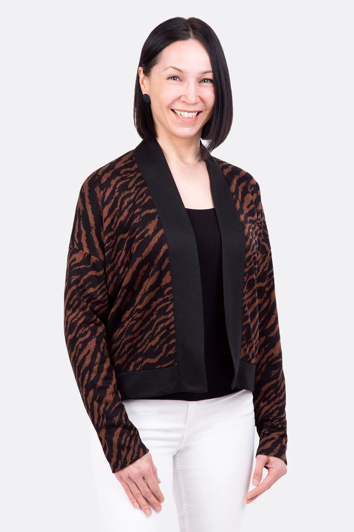 Schnittmuster für Jacke aus Strickstoff mit Tigermuster zum Selbernähen