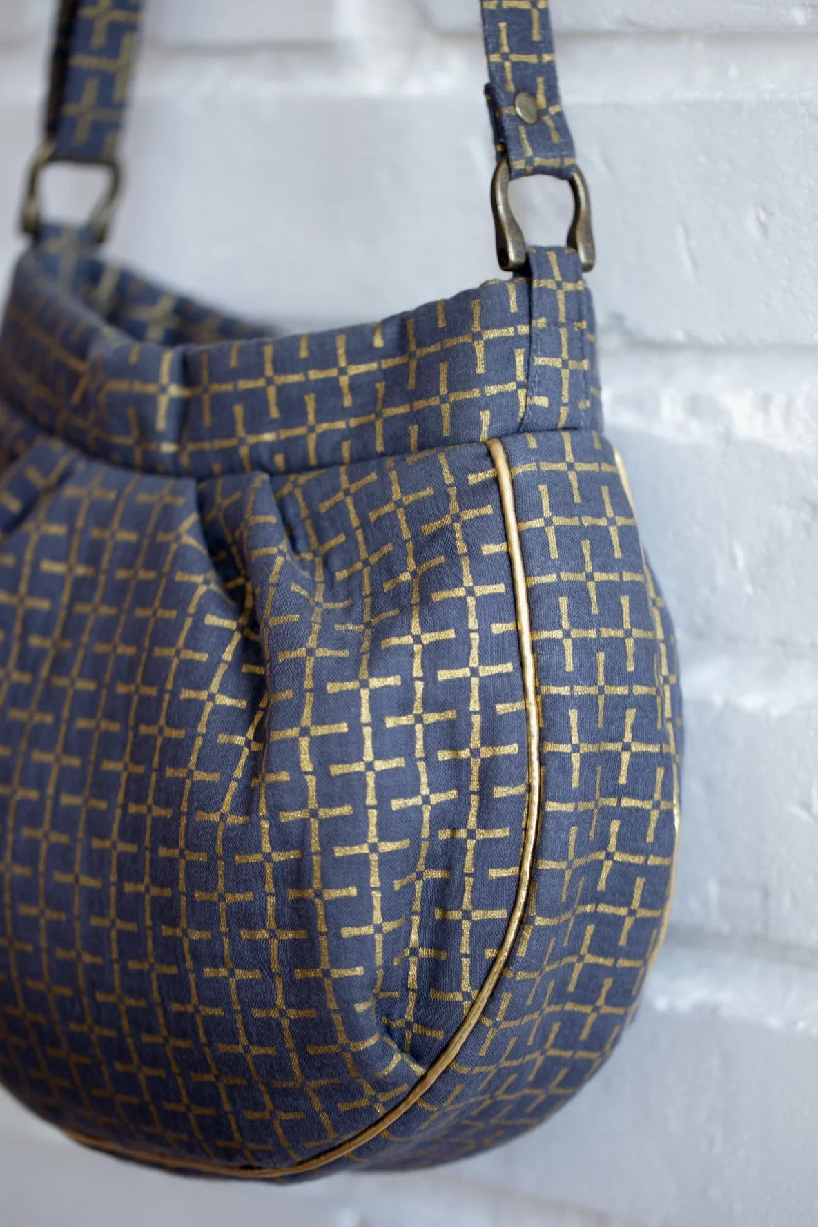 Schnittmuster Hobo-Bag rund Paspelband gold nähen