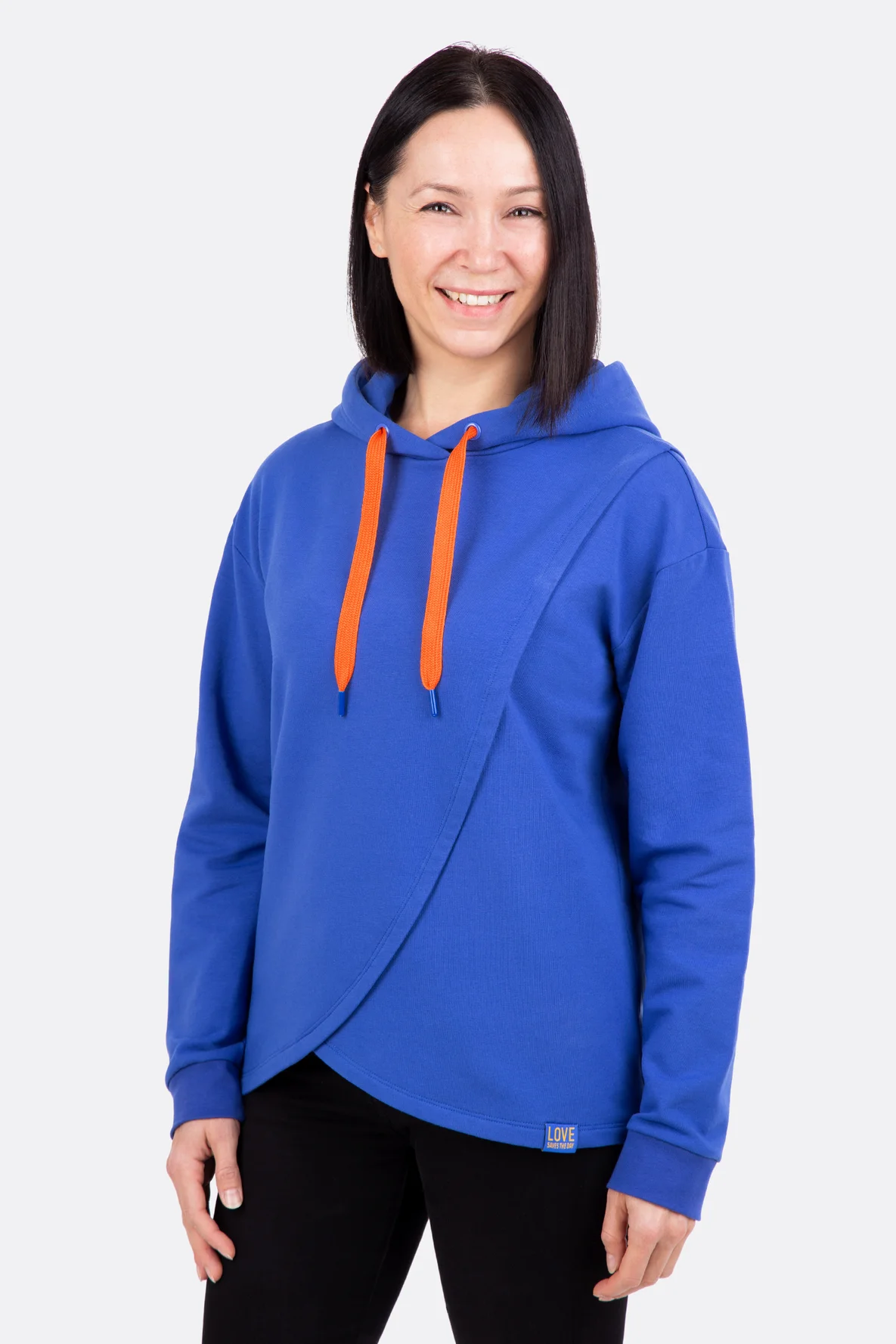 Schnittmuster Damen-Hoodie blauer Sweatstoff nähen