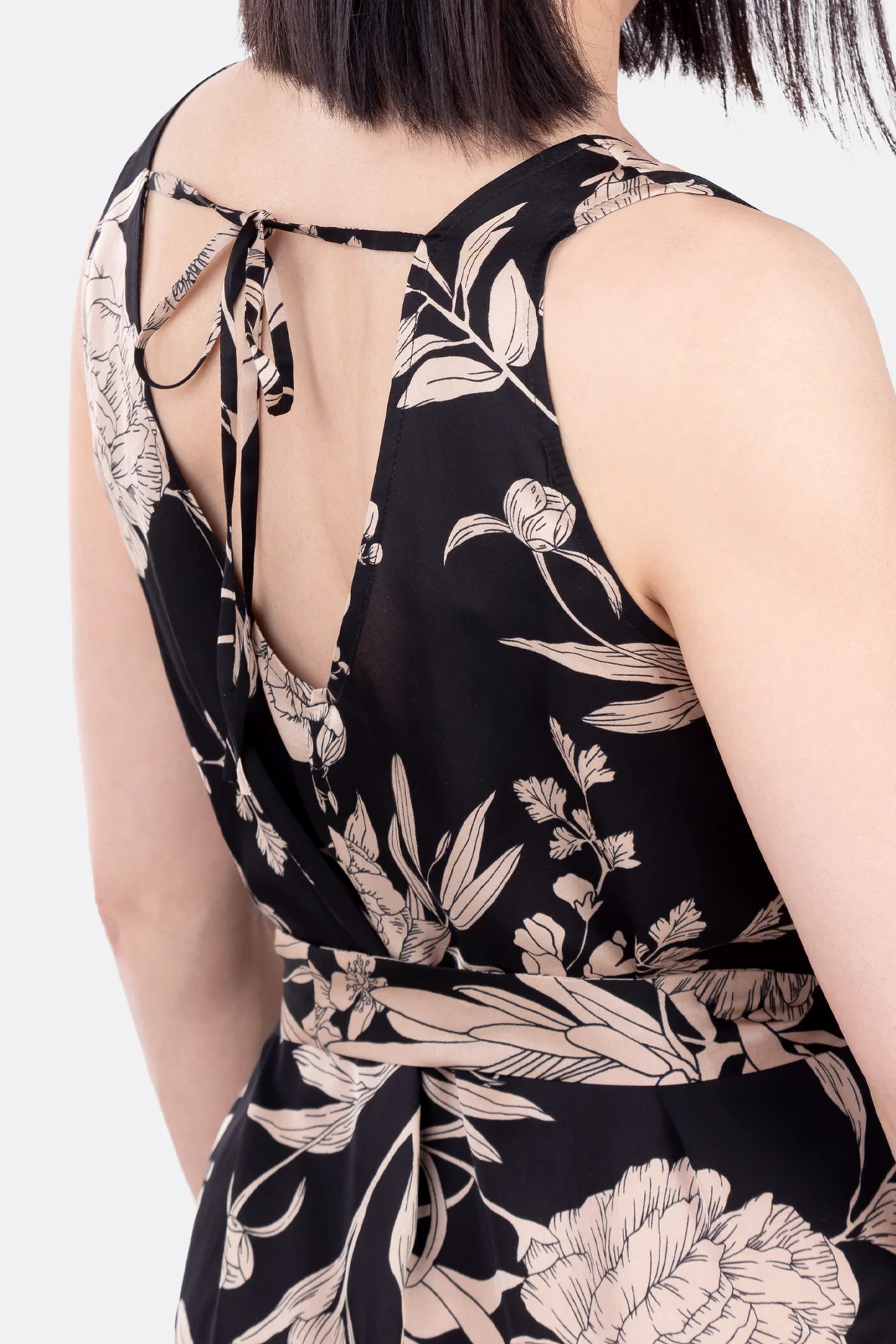 Jumpsuit Schnittmuster ärmellos mit Rückenausschnitt nähen