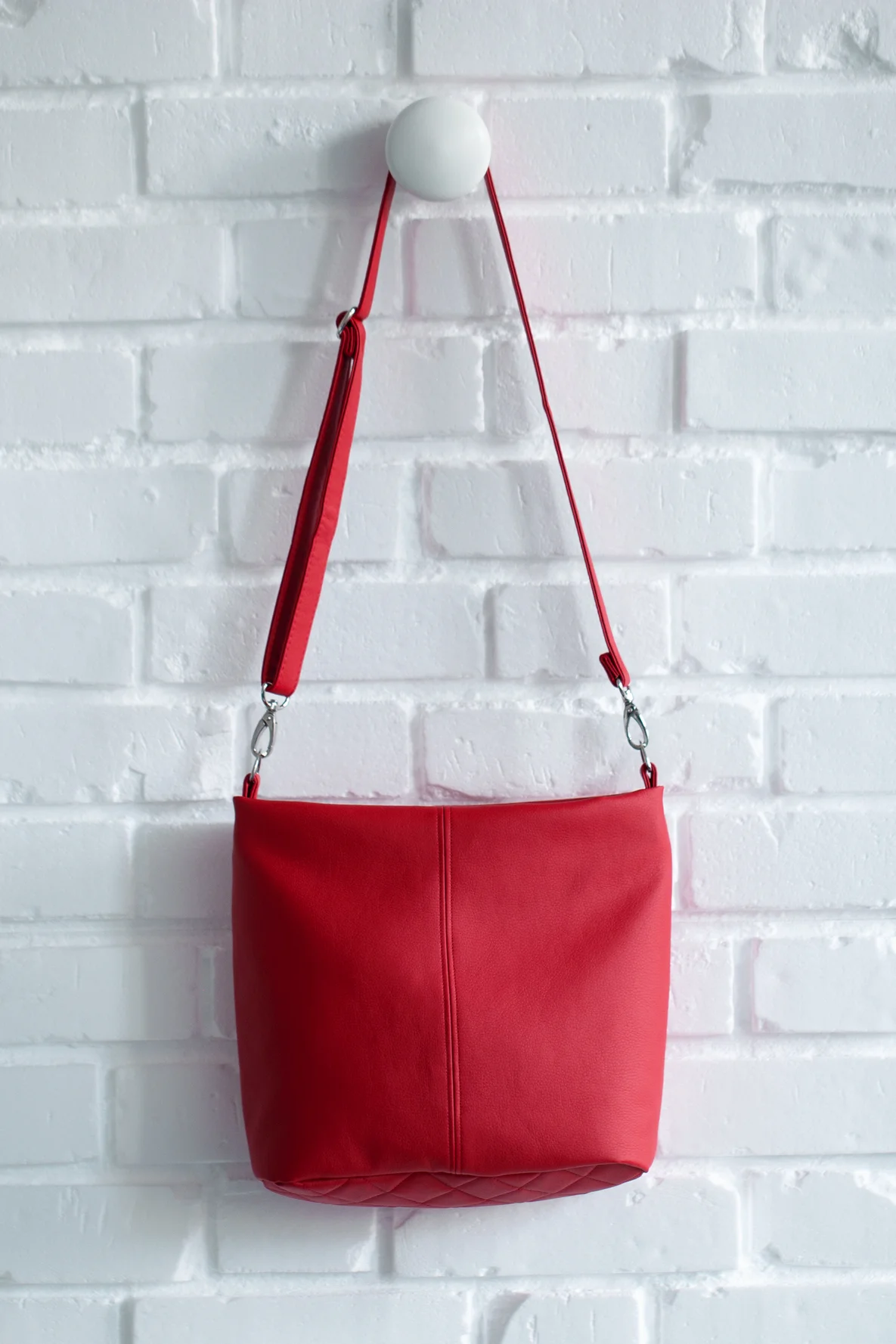 Schnittmuster Umhängetasche aus Kunstleder mit Reißverschluss nähen