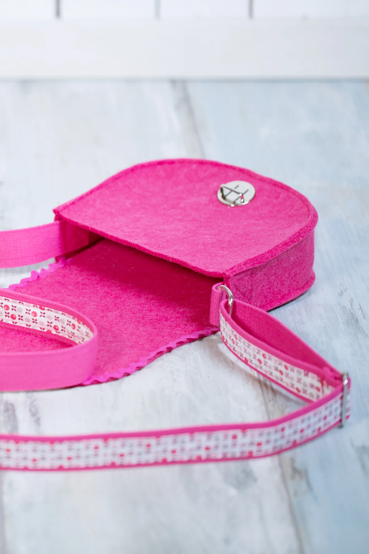 Schnittmuster Freebie Schultertasche Filz pink nähen