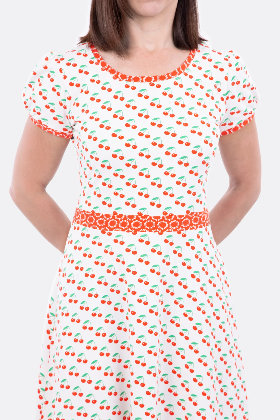 Schnittmuster Damenkleid runder Ausschnitt Taillenband Ärmel