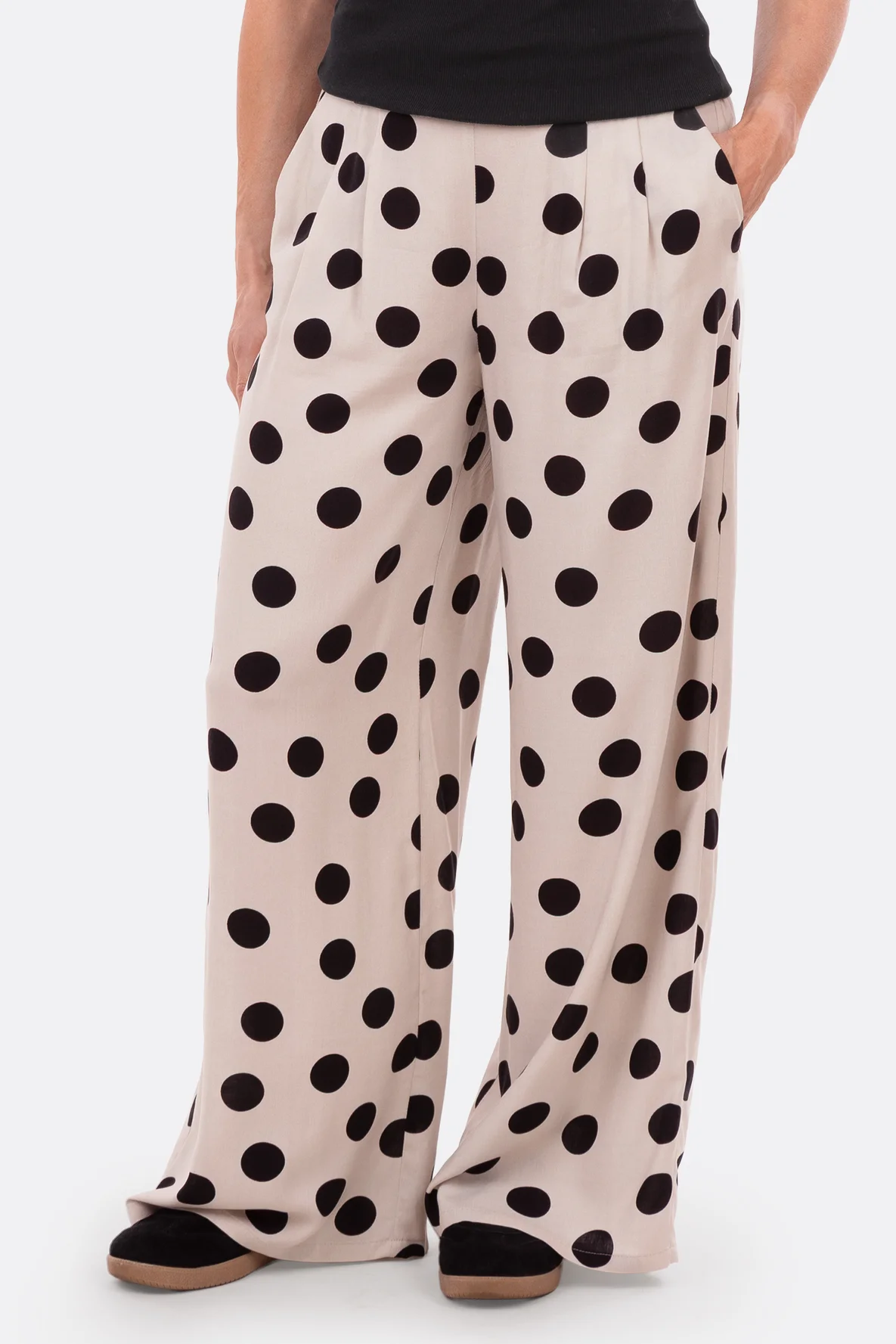 Schnittmuster Damenhose Bundfalten Polka Dot Stoff Nähanleitung