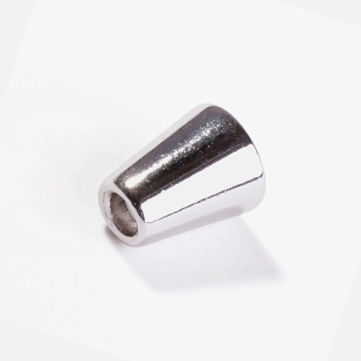 Kordelenden aus Metall silber liegend