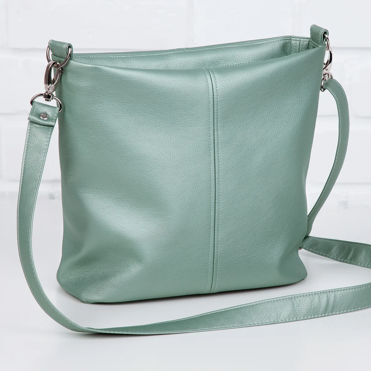 Kunstleder eisblau glänzend Beispiel