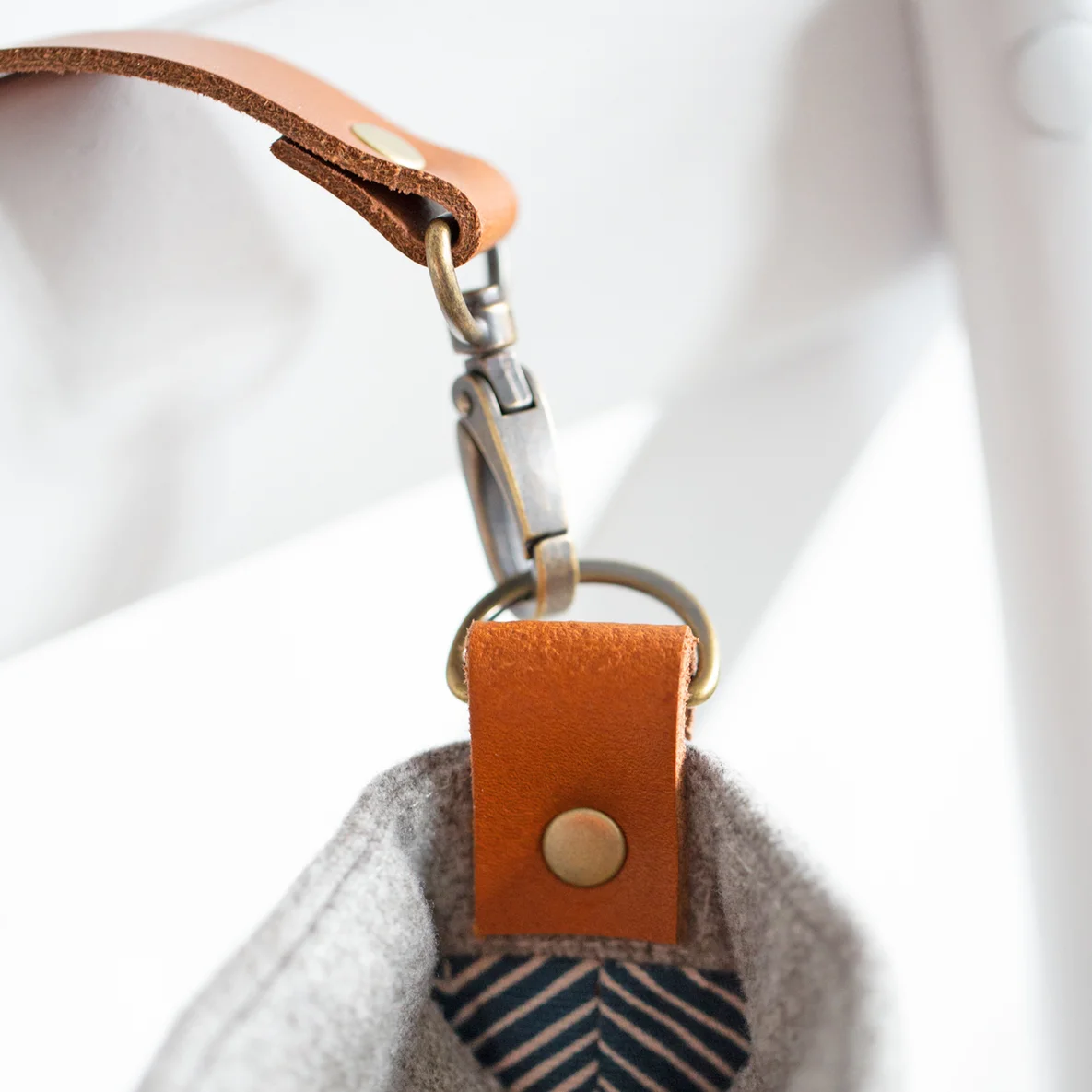 Schnittmuster Louise Tasche Reissverschluss Lederiemen Niete