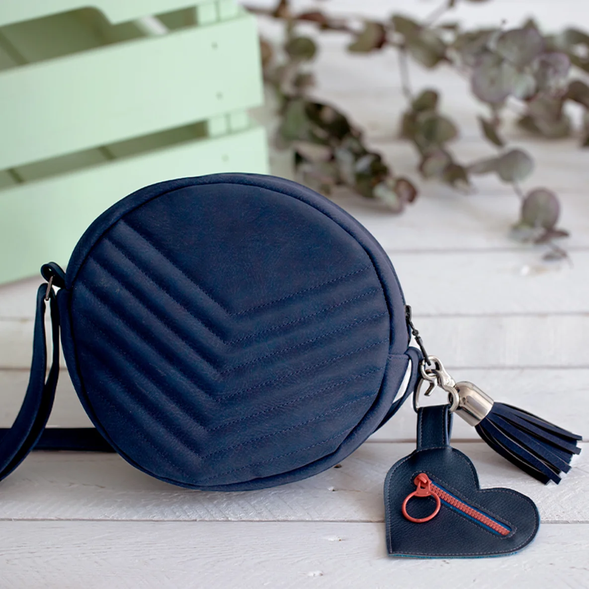 Schnittmuster Schultertasche Adora rund blau Kunstleder Used