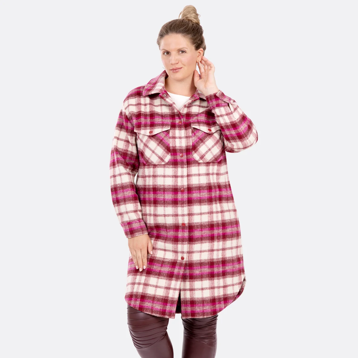 Schnittmuster Damen Hemdjacke aus kariertem Mantelflausch bordeaux