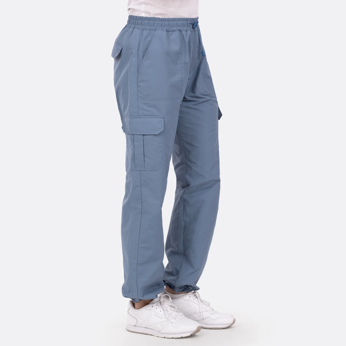 Schnittmuster Cargoshose mit Taschen aus Trenchcoatstoff hellblau