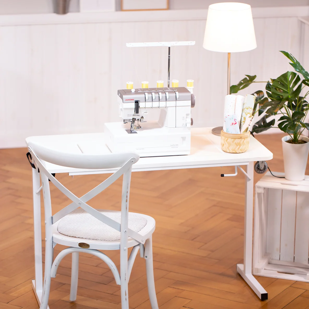 Klappbarer Nähtisch im Nähzimmer