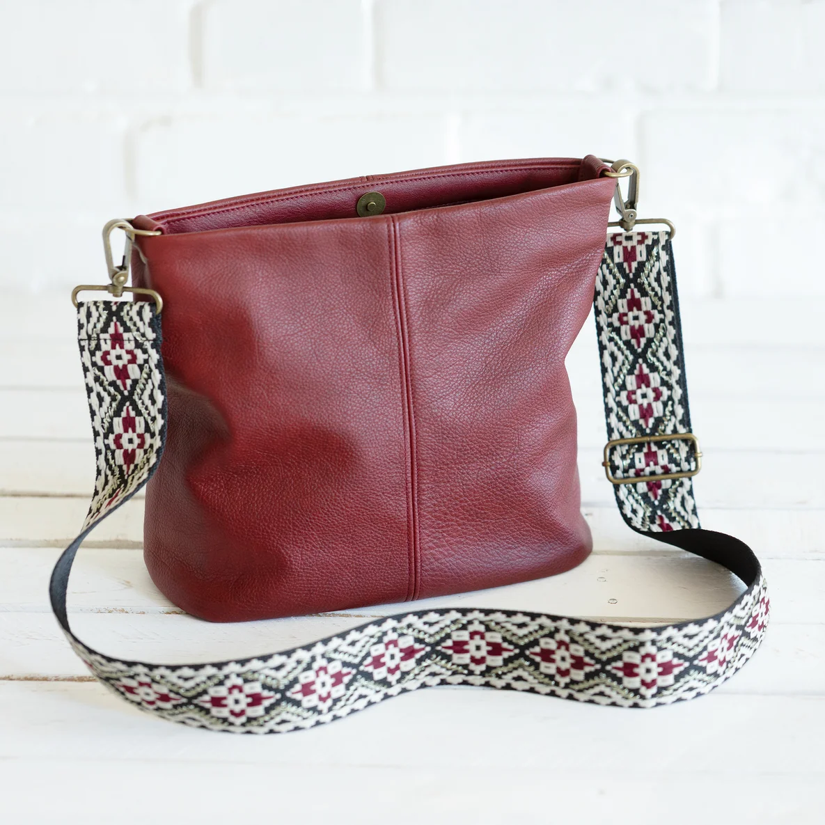 Tasche aus Leder selber nähen mit Gurtband Ethnomuster