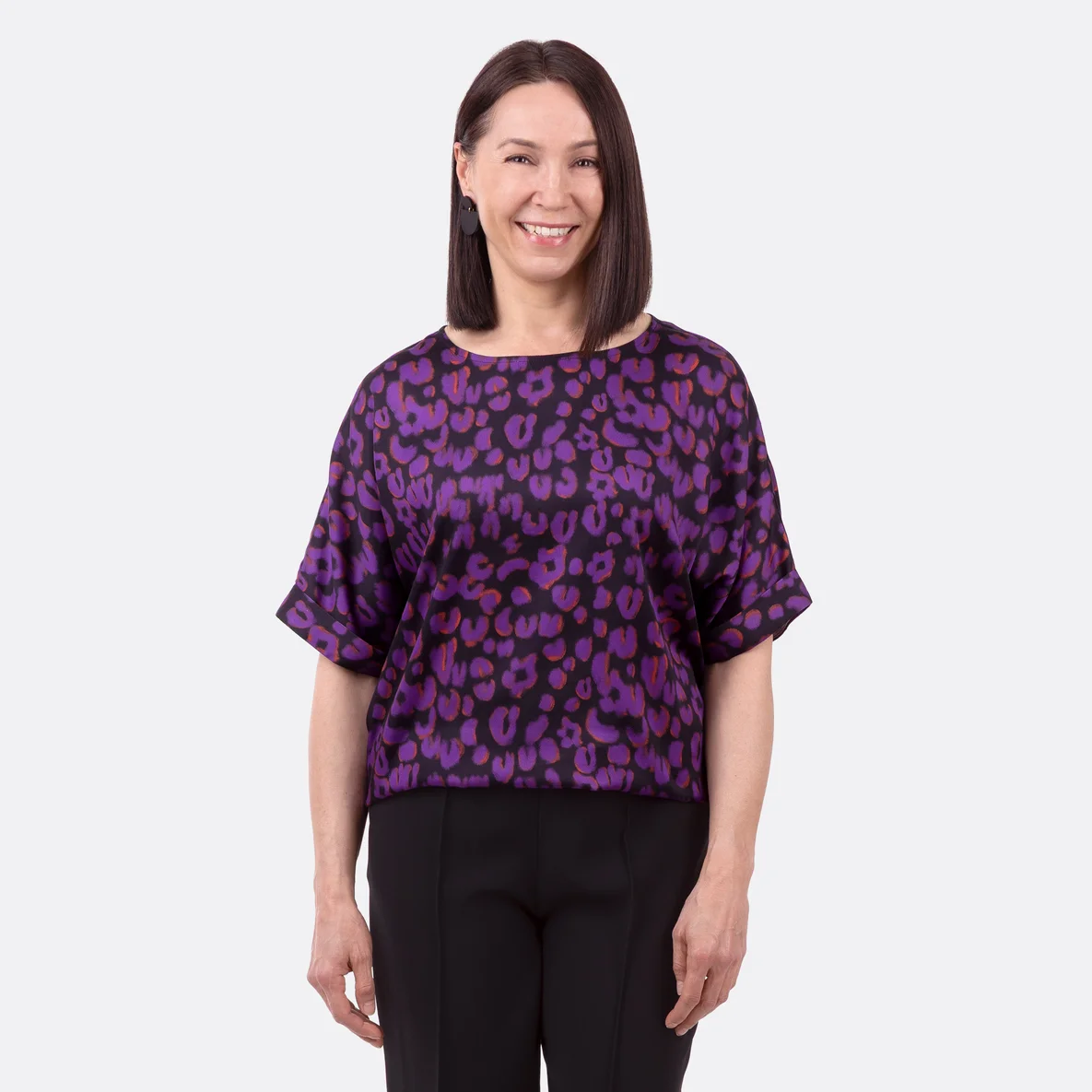 Blusenshirt "Bea" aus Viskose-Satin Leo Schwarz/Lila