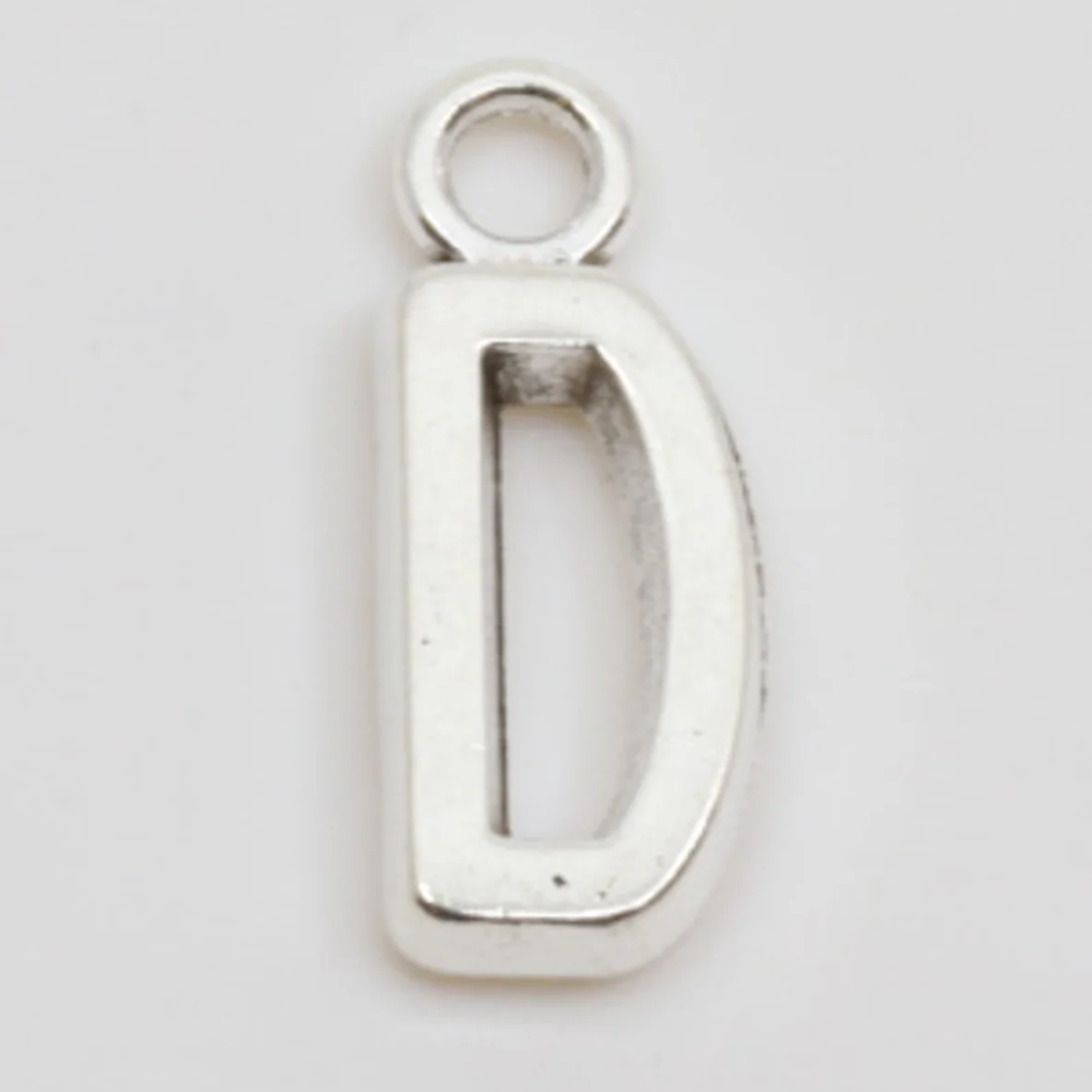Charm-Anhänger in Buchstaben-Form: D