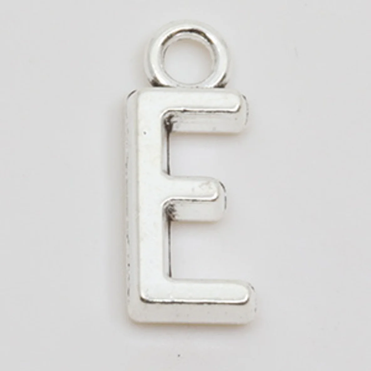 Charm-Anhänger in Buchstaben-Form: E