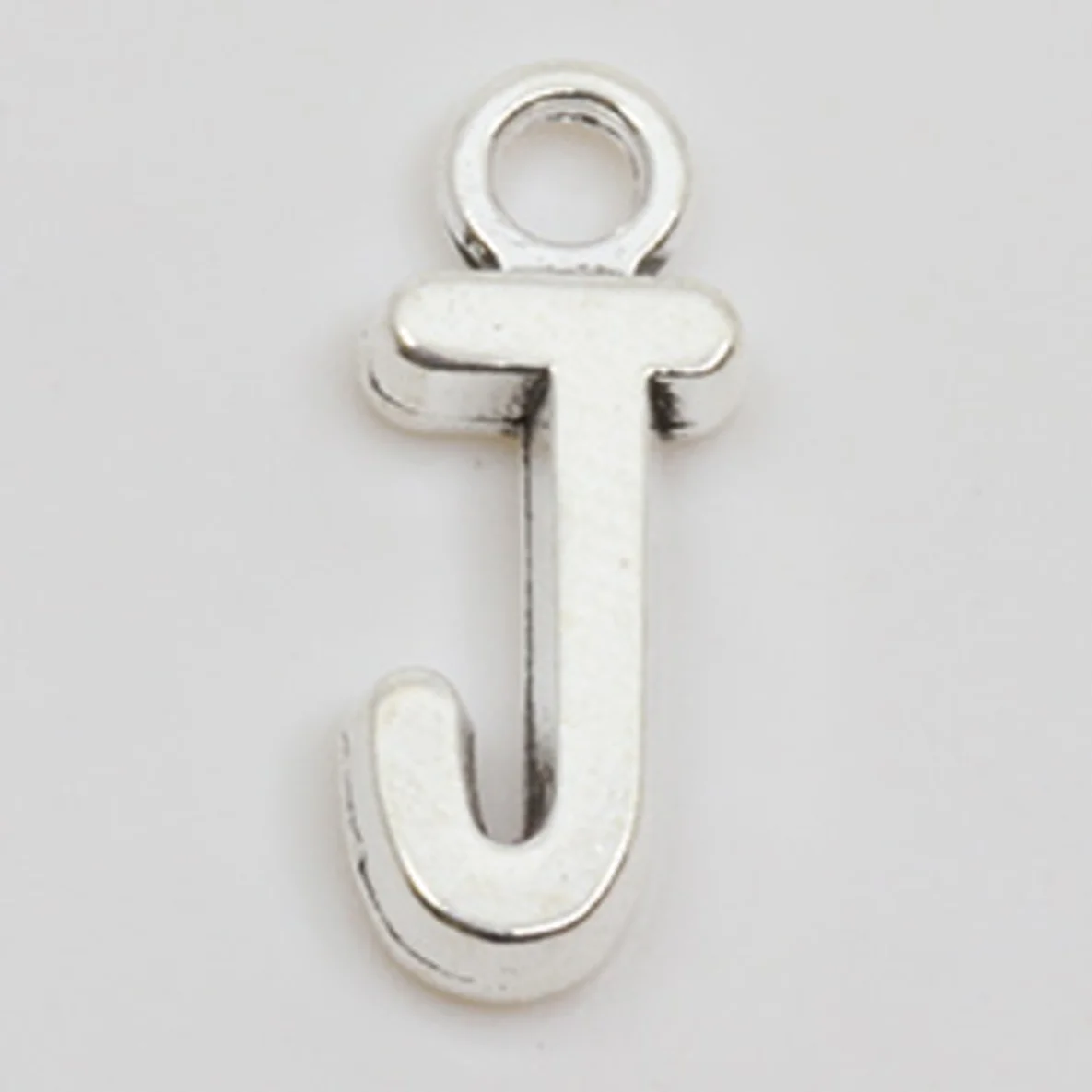 Charm-Anhänger in Buchstaben-Form: J