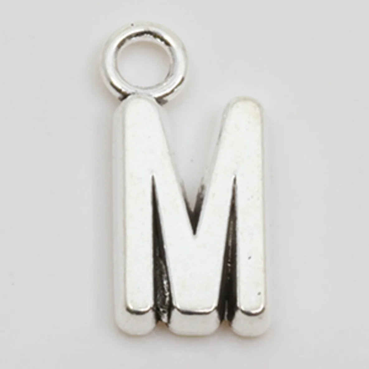 Charm-Anhänger in Buchstaben-Form: M