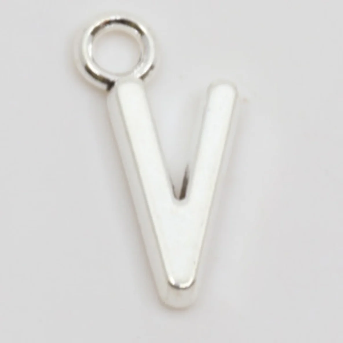 Charm-Anhänger in Buchstaben-Form: V
