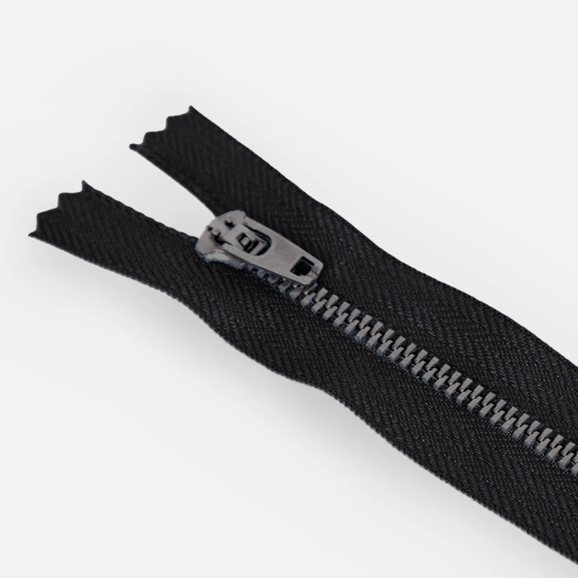Detail von Jeans-Reißverschluss in Schwarz mit Zähnchen in Antique