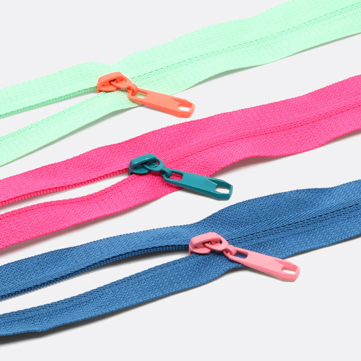 Rückseiten Reverse Zipper 4mm Perlonraupe auf Endlos-Reißverschluss