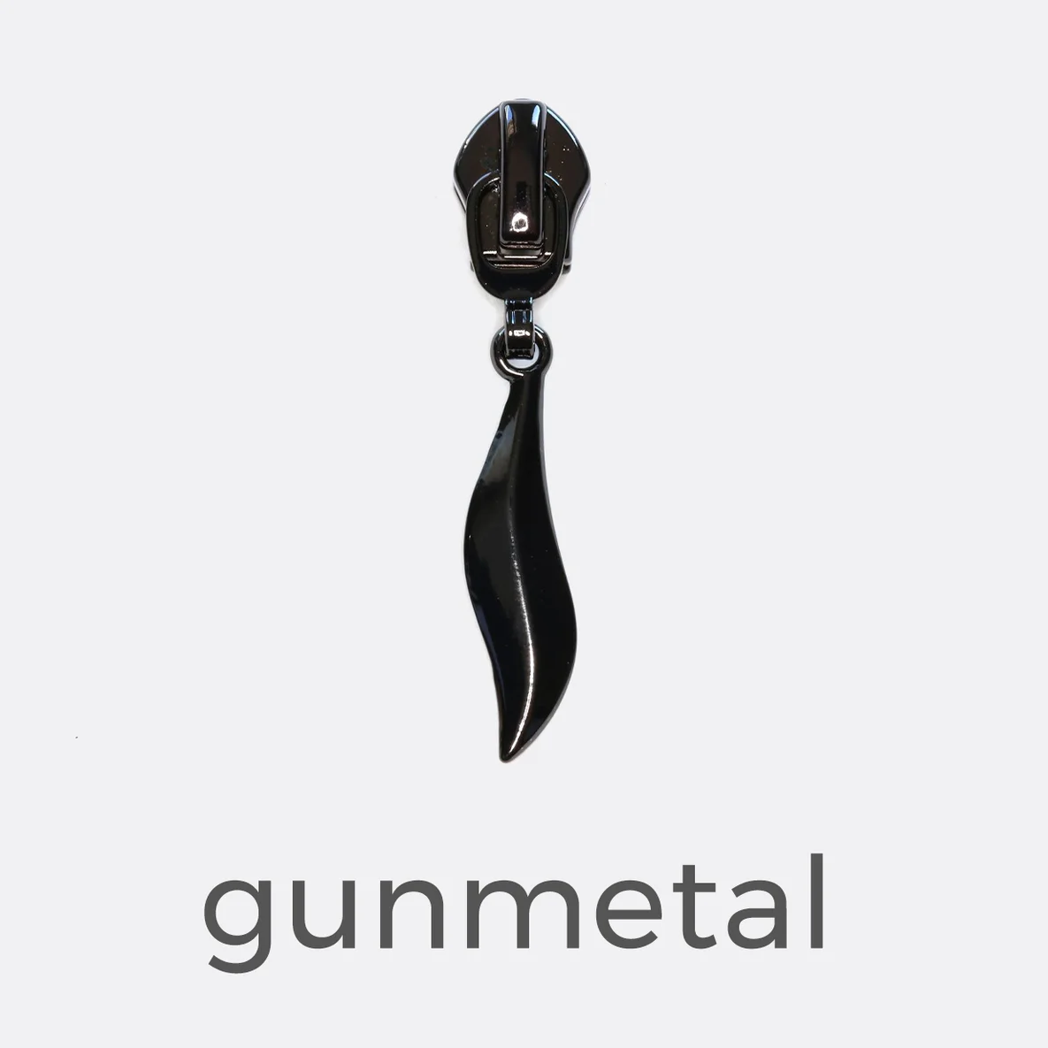 Zipper mit Blatt-Anhänger in Gunmetal