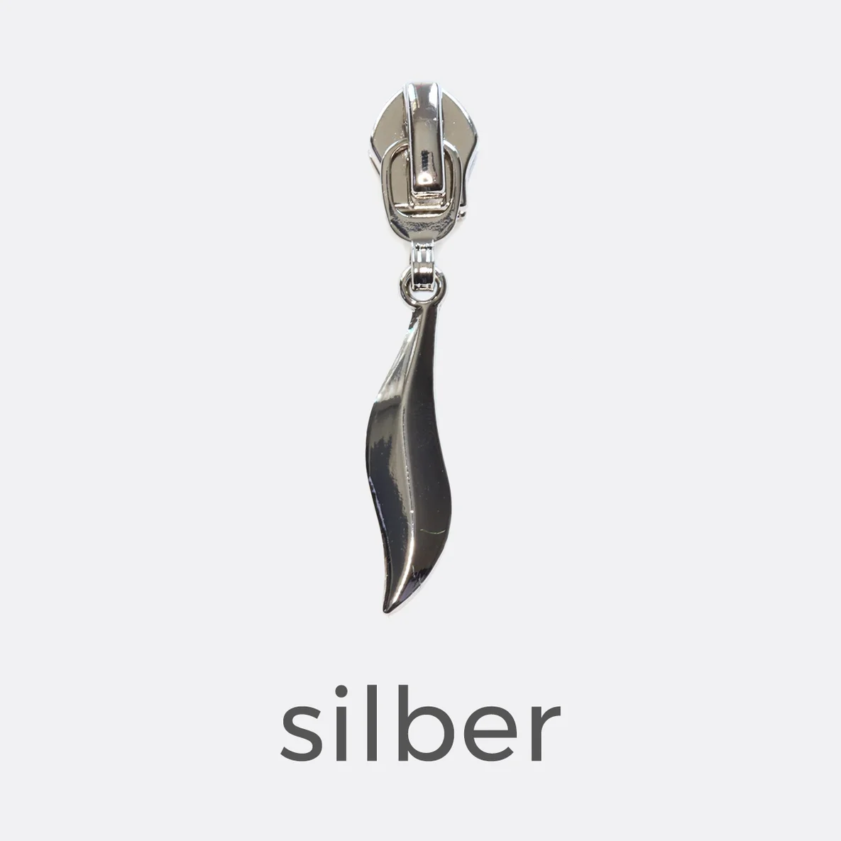 Zipper mit Blatt-Anhänger in Silber