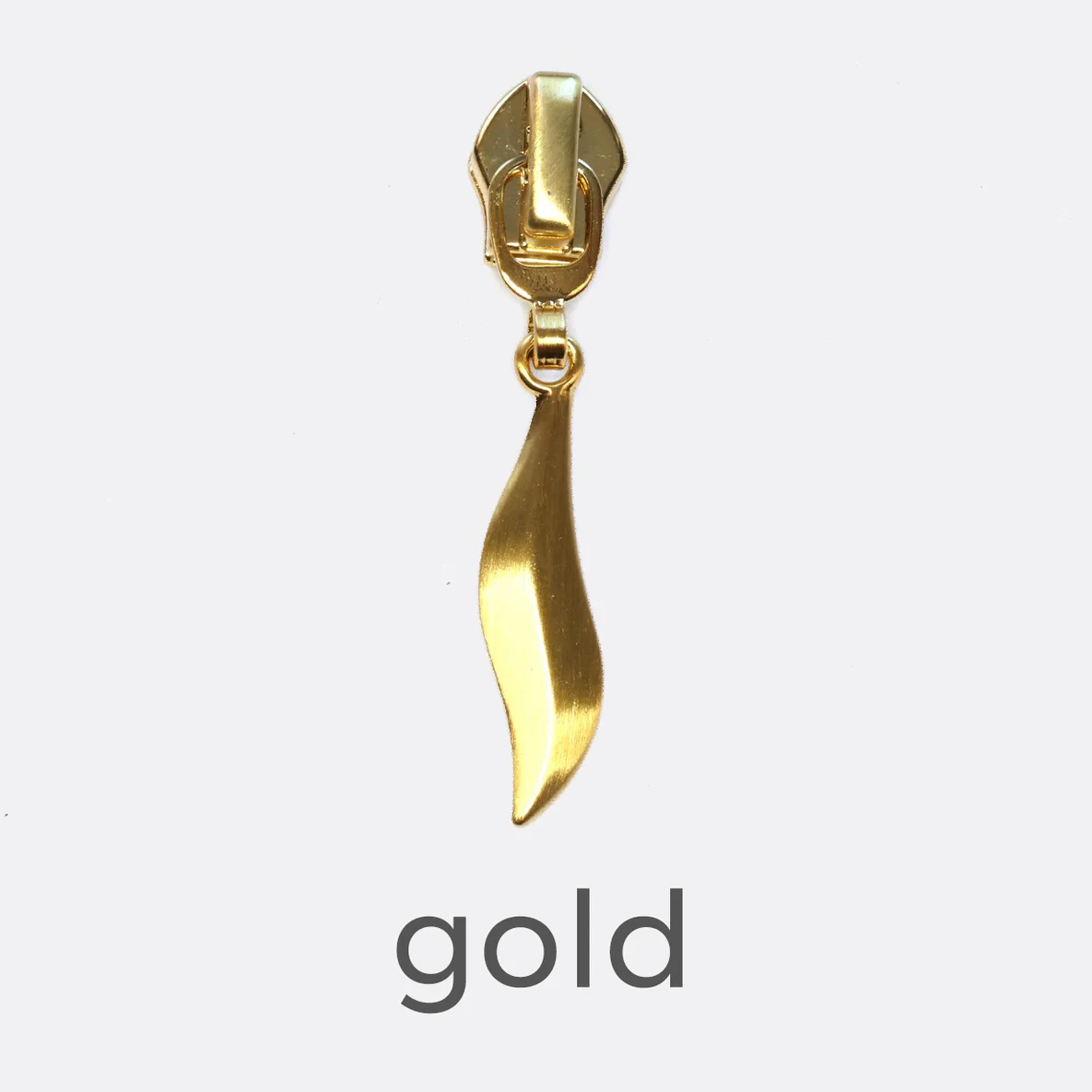 Zipper mit Blatt-Anhänger in Gold
