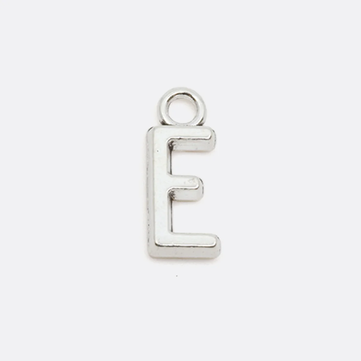 Charm-Anhänger in Buchstaben-Form: E