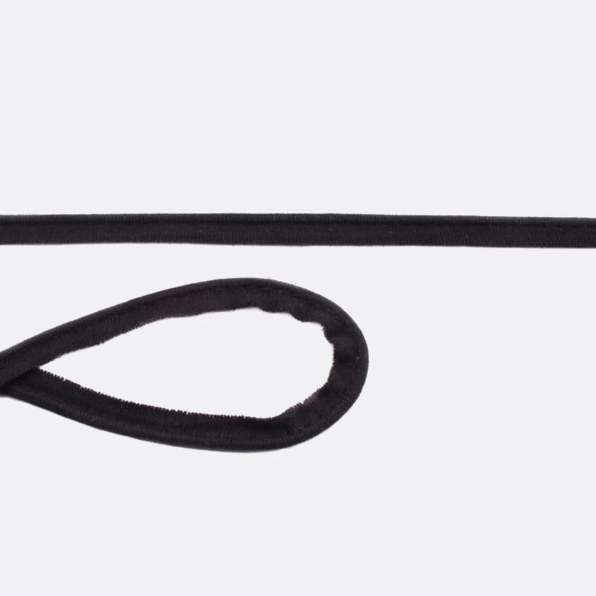 Elastisches Paspelband aus Baumwolljersey in Schwarz