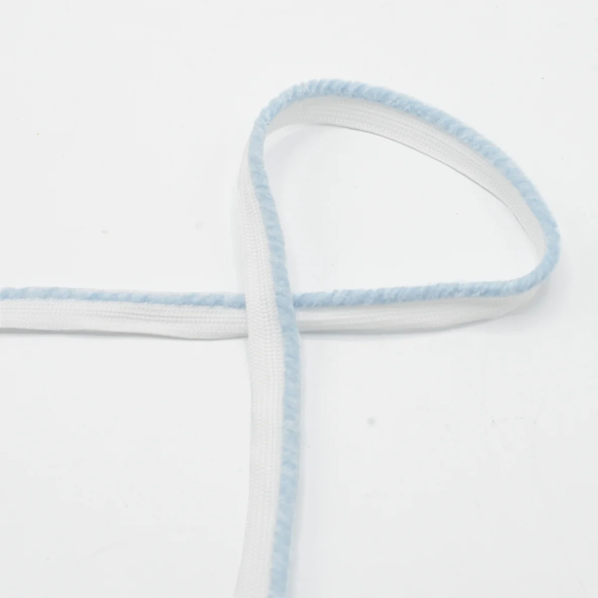 Paspel mit Flauschbesatz in Blue