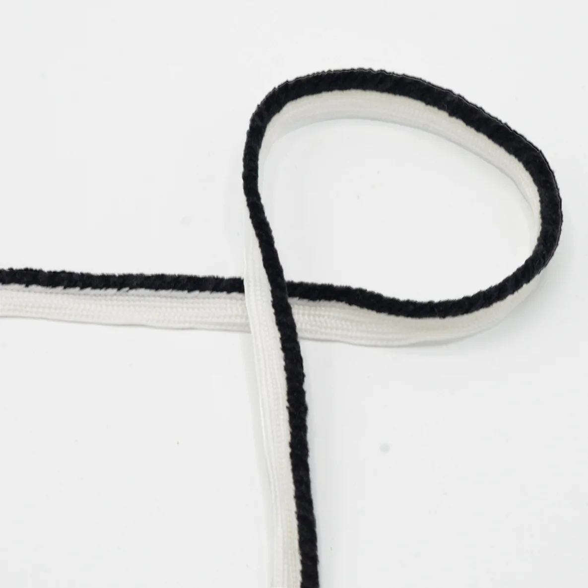 Paspel mit Flauschbesatz in Black
