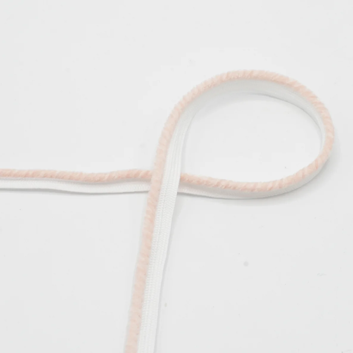 Paspel mit Flauschbesatz in Nude