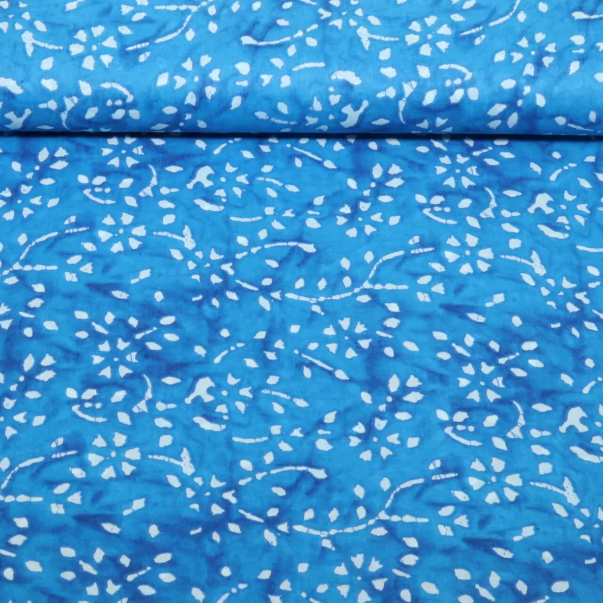 Baumwoll-Voile Batik Blumenranken Blau
