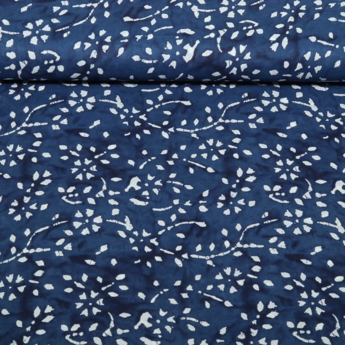 Baumwoll-Voile Batik Blumenranken Navy