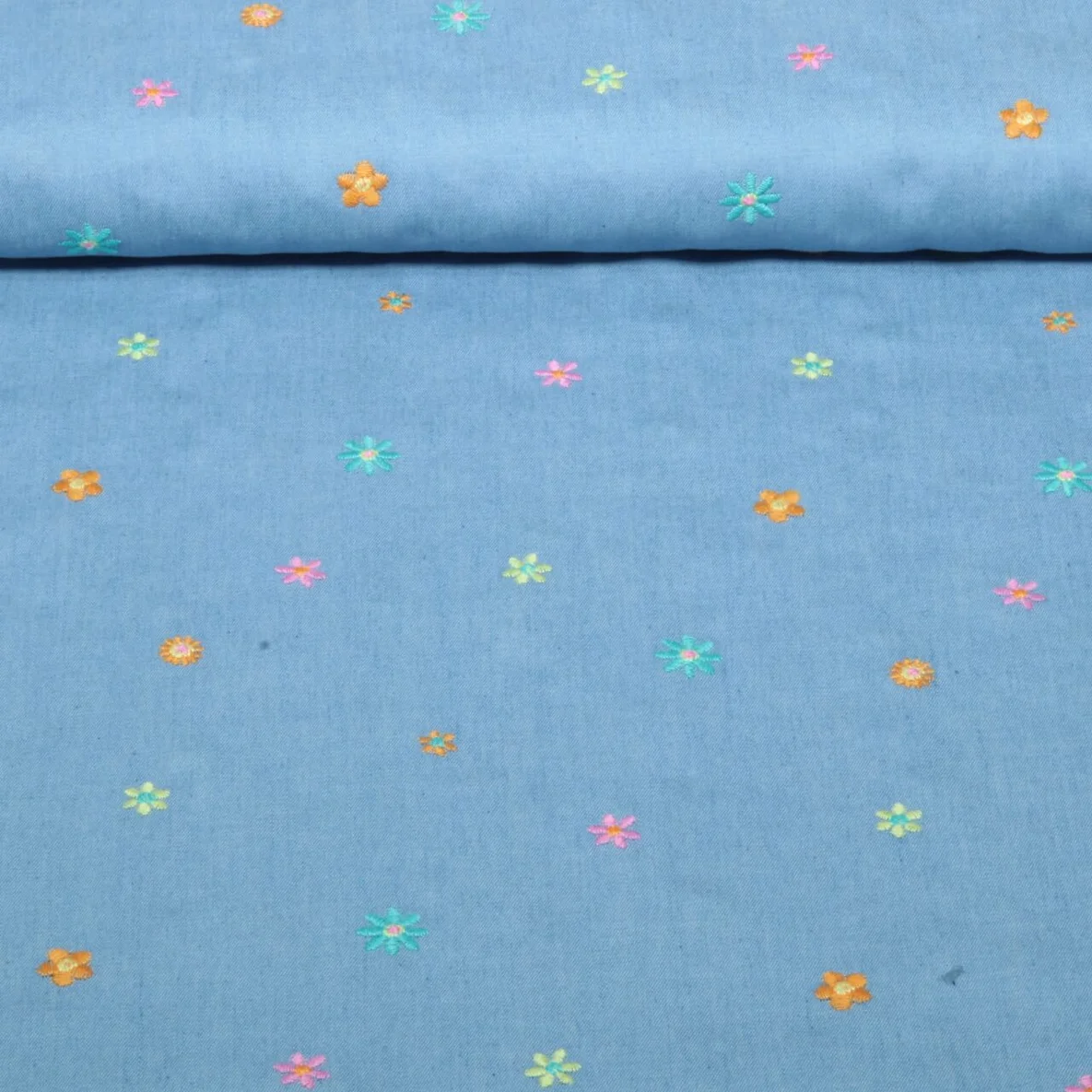 Blusenjeans Bunte Blüten Bestickt Hellblau