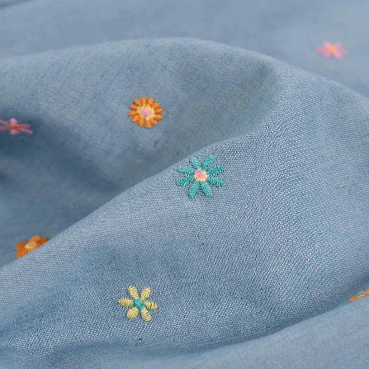 Blusenjeans Bunte Blüten Bestickt Hellblau