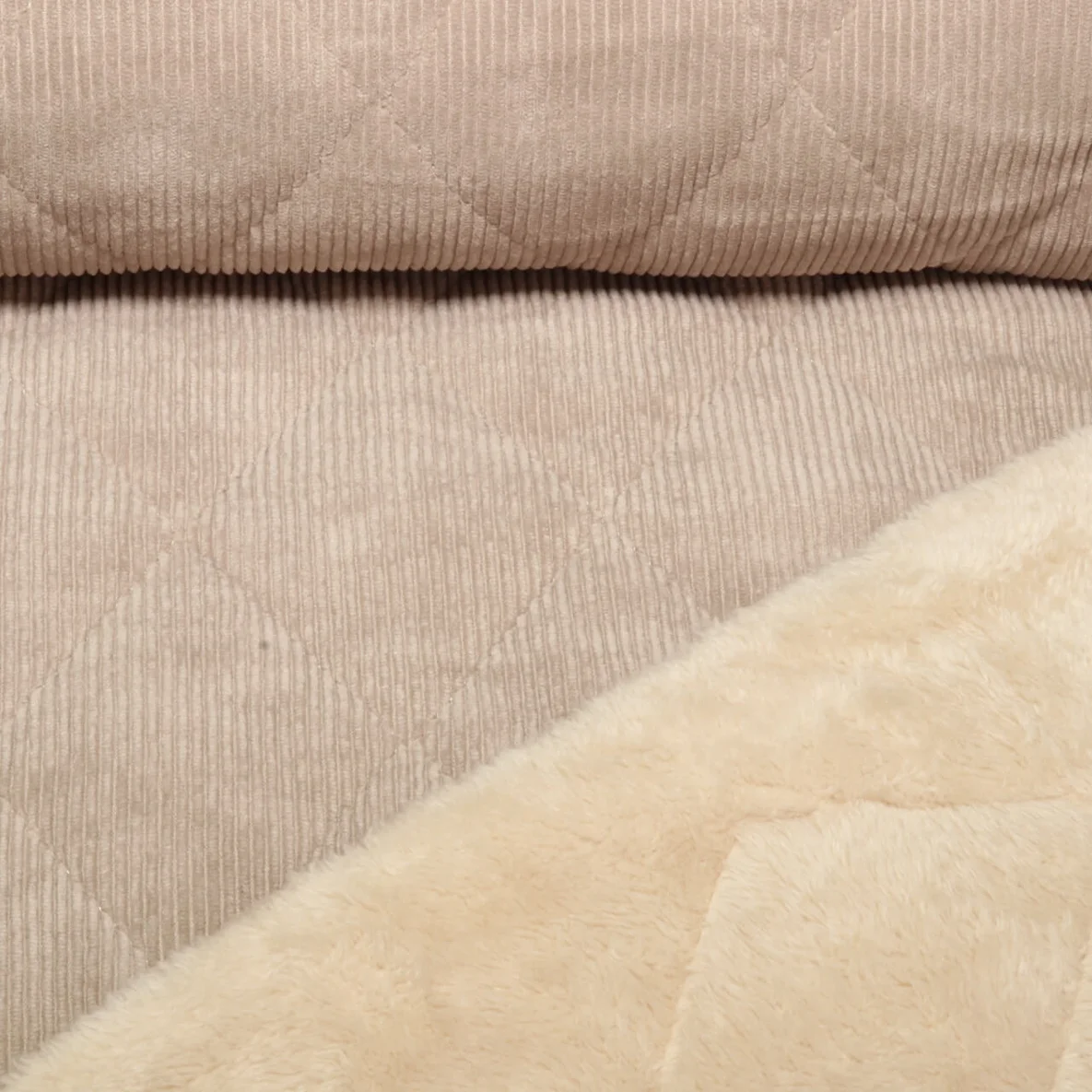 Breitcord Kunstfell Gesteppt Sand Ecru