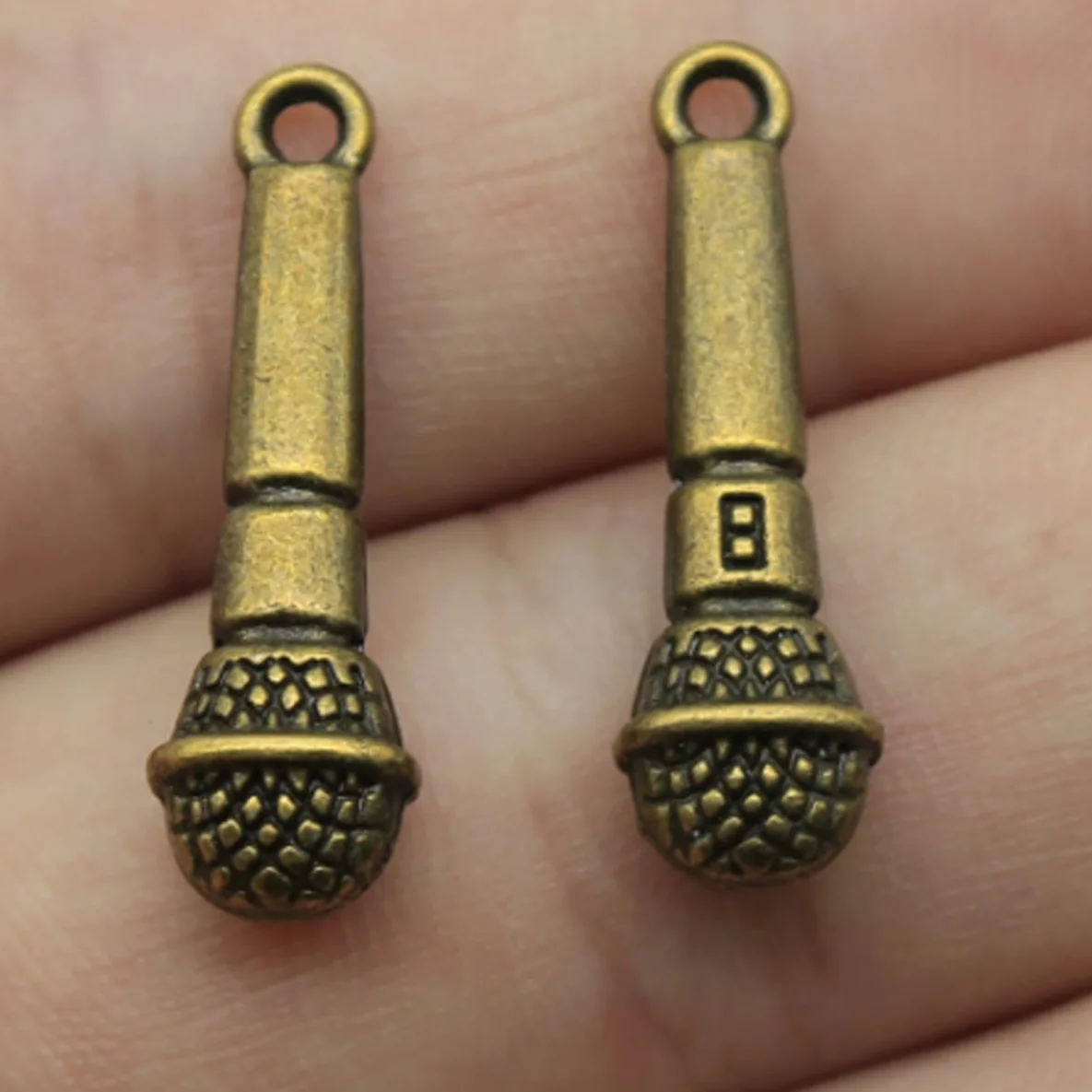 Charm Anhänger Mikrofon Messing 1 Stück