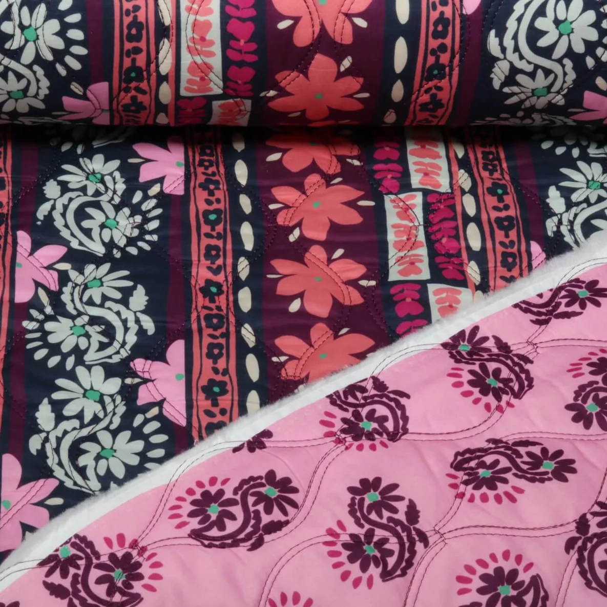 Gesteppter Jackenstoff Doubleface Blumen Lila