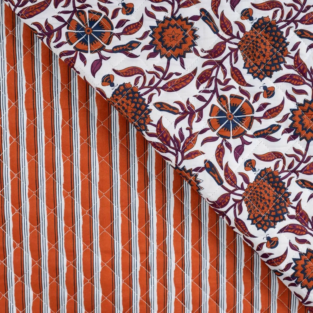 Gesteppter Jackenstoff Doubleface Blumen & Streifen Weiß