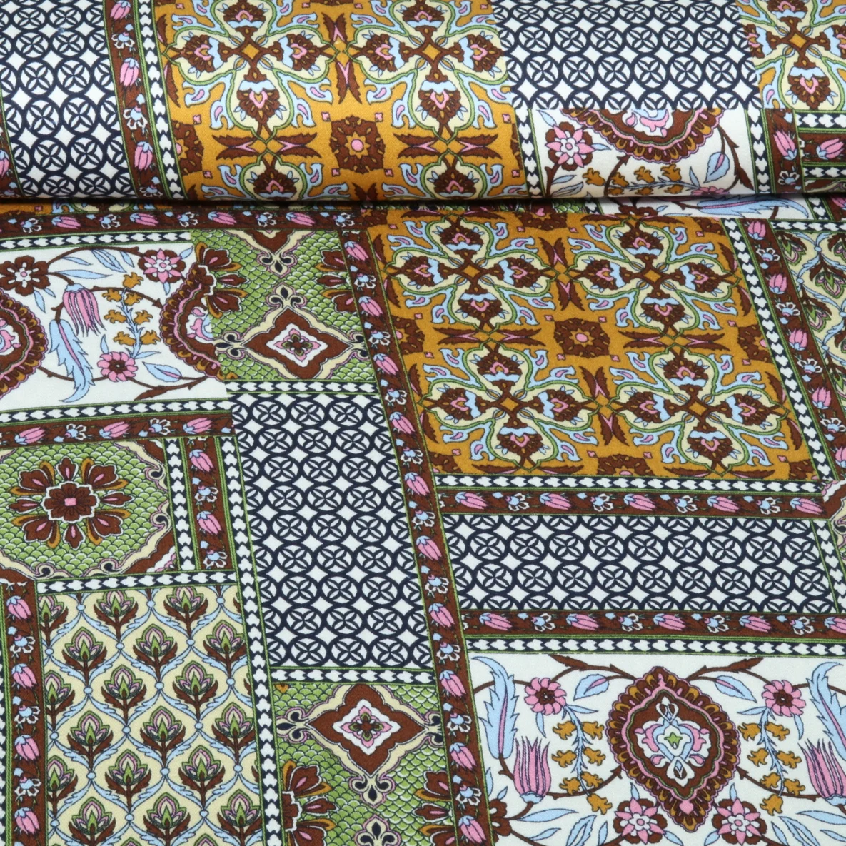 Viskose-Satin Patchwork Optik Grün Multicolor