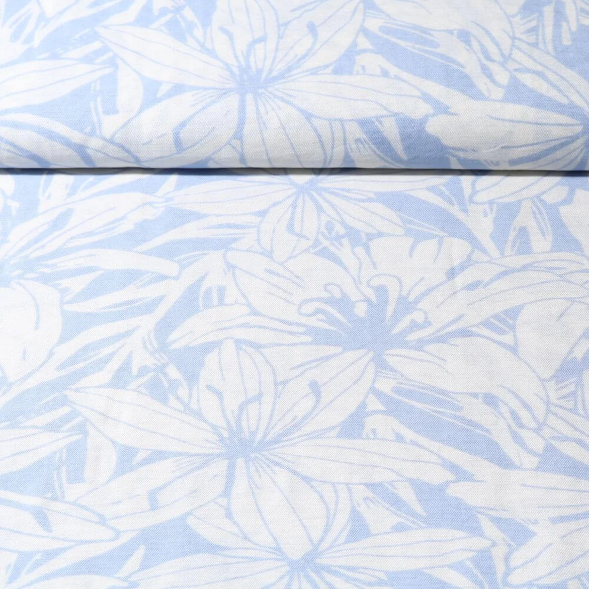 Viskose Twill Große Lilien Hellblau