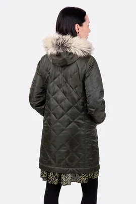 Schnittmuster Damenmantel aus Steppstoff mit Kapuze und Fellbesatz