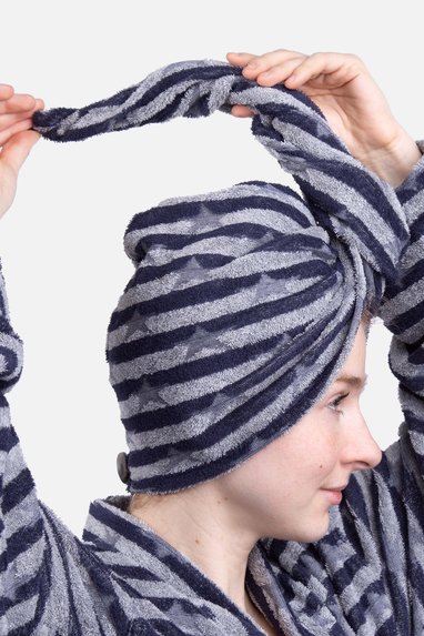 Turban Handtuch über Kopf führen