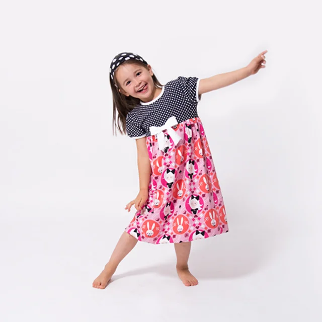 Schnittmuster Kinderkleid mit Alice im Wunderland Stoff nähen