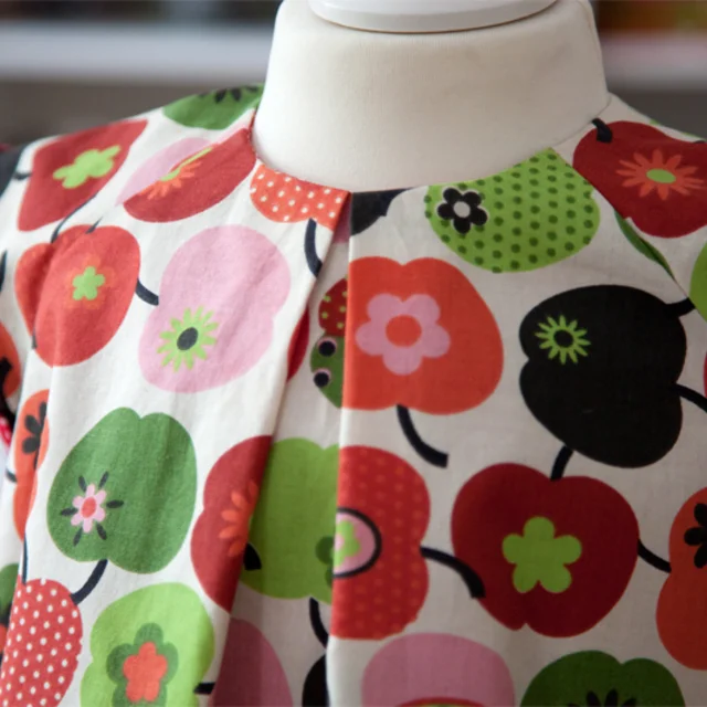 Kinderkleid mit Ausschnitt