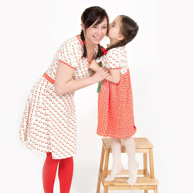 Mutter und Tochter im Jerseykleid-Parnerlook