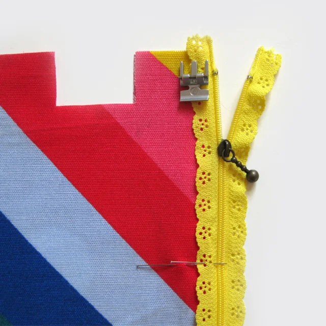 kostenloses Schnittmuster Spitzentäschlein Spitzen-Reißverschluss annähen