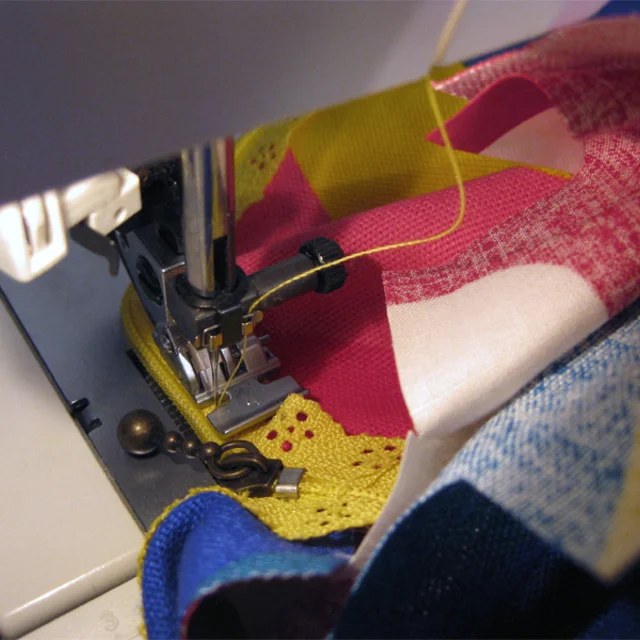 kostenloses Schnittmuster Spitzentäschlein Spitzen-Reißverschluss annähen