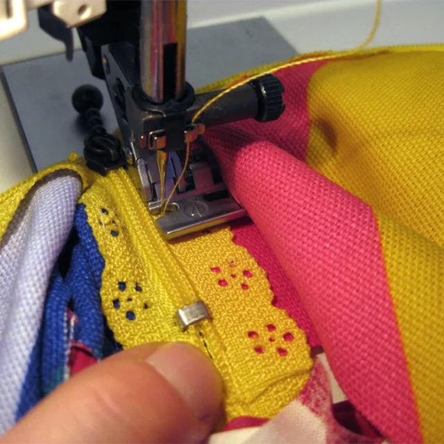 kostenloses Schnittmuster Spitzentäschlein Spitzen-Reißverschluss Nähmaschine